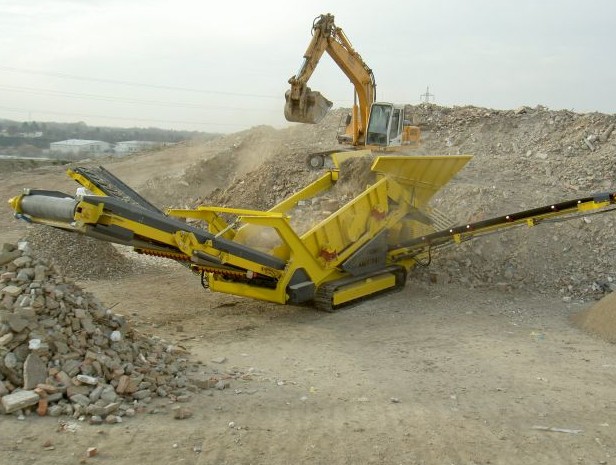 Small construction waste mobile crusher