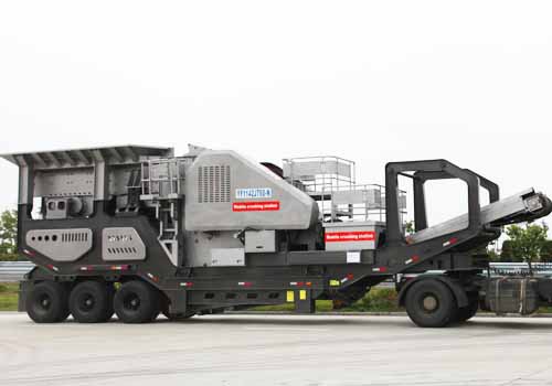 Mobile construction waste crushing equipment
